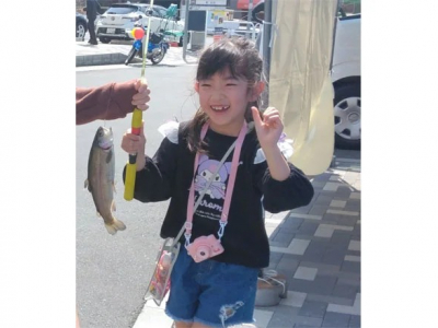 【お子さま連れ限定】旬のニジマスのつかみ取りに挑戦しよう！