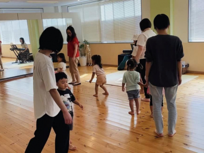 音楽に合わせて親子で楽しく体を動かそう♪