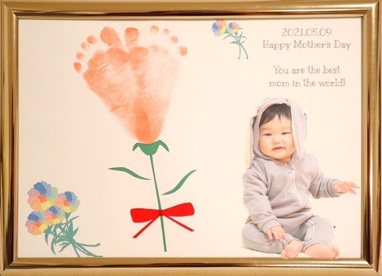 虹色カーネーションのオリジナル台紙でつくる“母の日手形足形アート