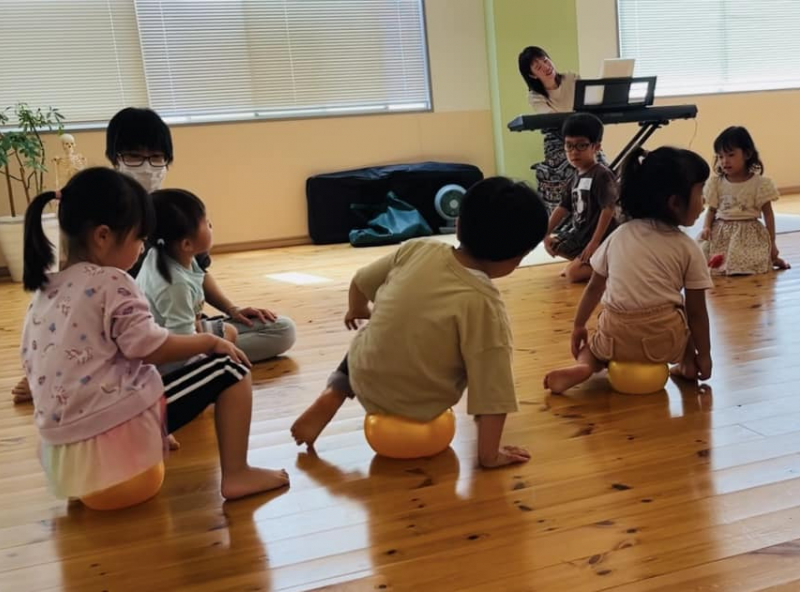 音楽に合わせて親子で楽しく体を動かそう♪
