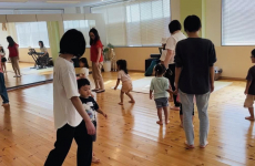 音楽に合わせて親子で楽しく体を動かそう♪